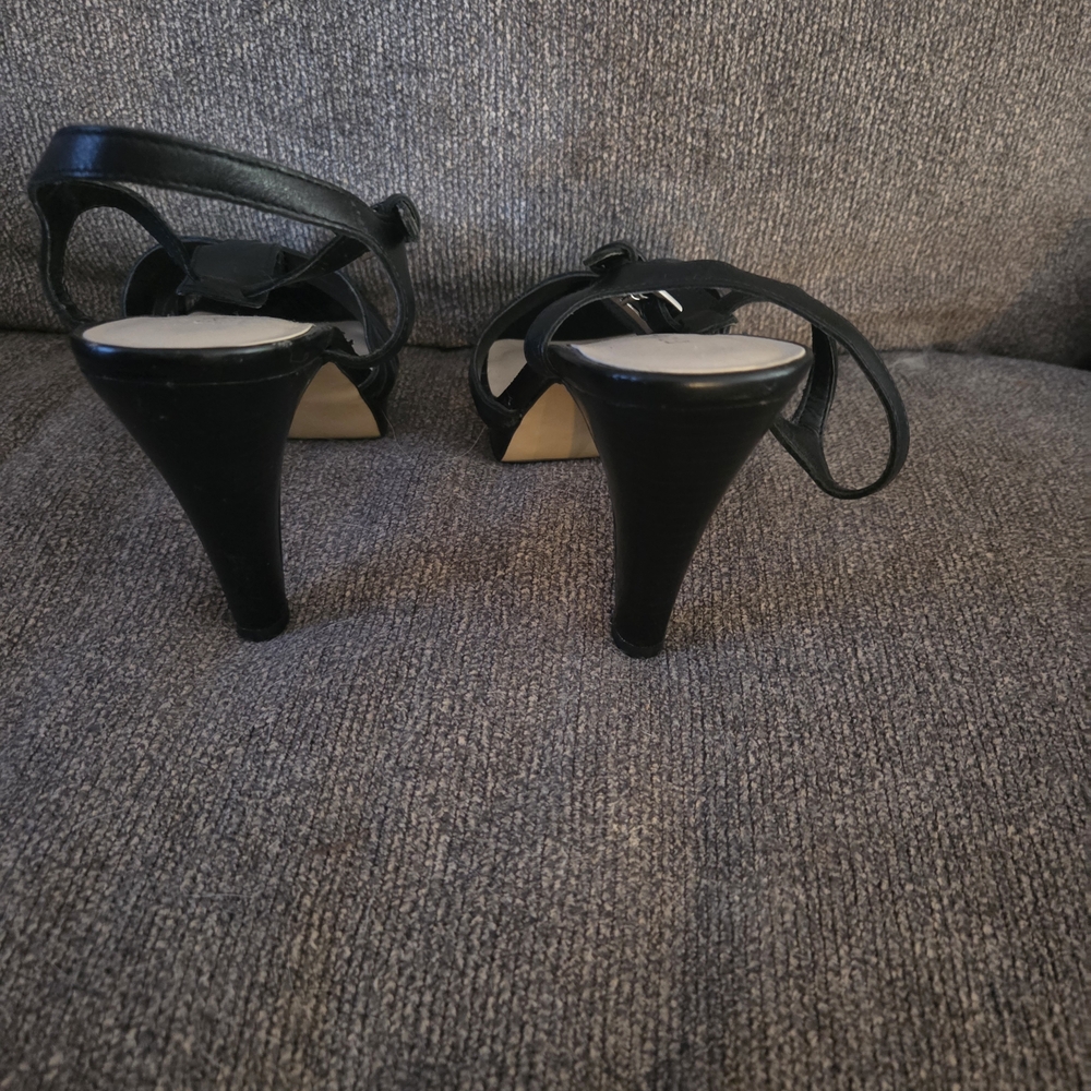 Franko Sarto Leather Upper Cross Strappy Heels, Size 6M, 4 Inch Heels - Picture 3 of 9
